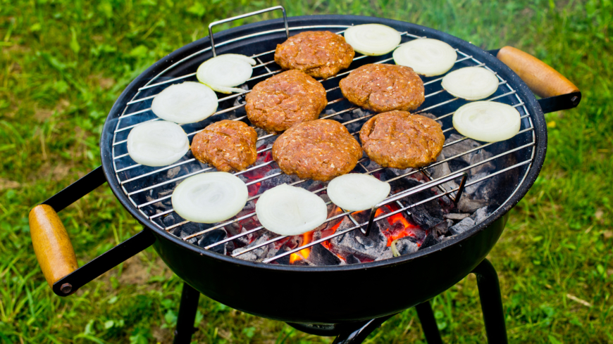 Bulliga burgare på grillen